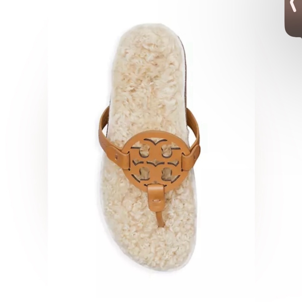 NIB Tory Burch Leather Logo Thong Slide in Camel with Shearling Footbed